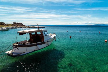 Krk Adası 'ndaki Stara Baska köyü yakınlarında yaz günü