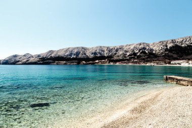 Güneşli bir günde Baska ve kumsalı