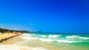 Sıcak bir yaz Sardunya Plajı'nda bir günde