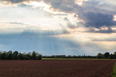 İtalyan kırsal bir akşam fırtınada