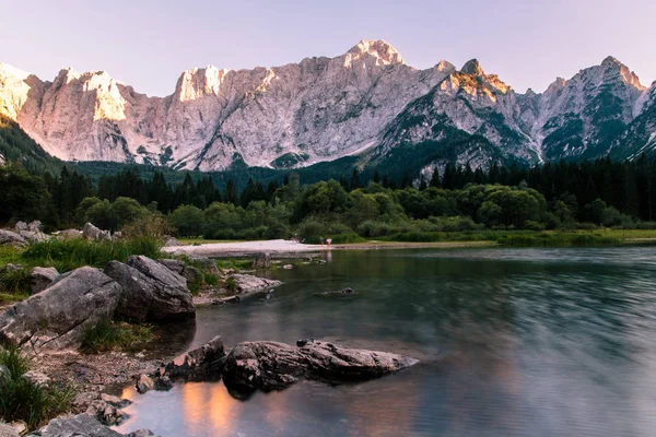 İtalyan Alplerinde, Mangart Dağı 'nın önünde güneş batar.