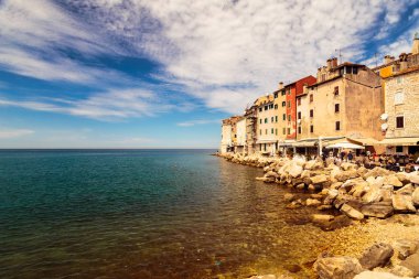 Güneşli bir günde güzel Rovinj kasabası