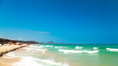 Sıcak bir yaz Sardunya Plajı'nda bir günde