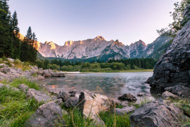 İtalyan Alplerinde, Mangart Dağı 'nın önünde güneş batar.