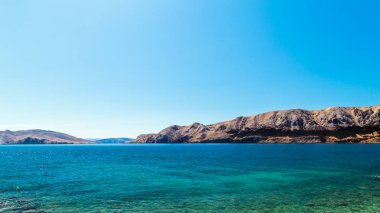 Güneşli bir günde Baska ve kumsalı