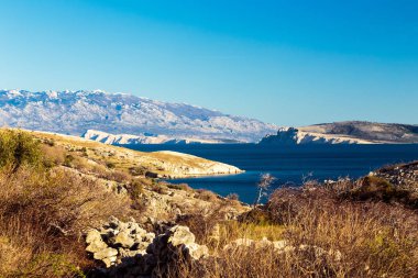 Krk Adası 'ndaki Stara Baska köyü yakınlarında yaz günü