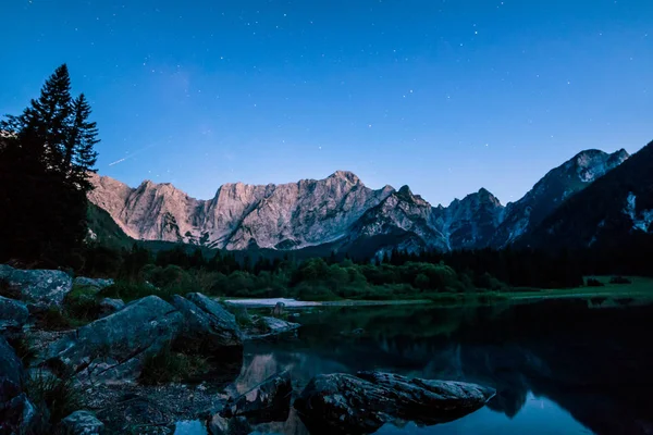 İtalyan Alplerinde, Mangart Dağı 'nın önünde güneş batar.