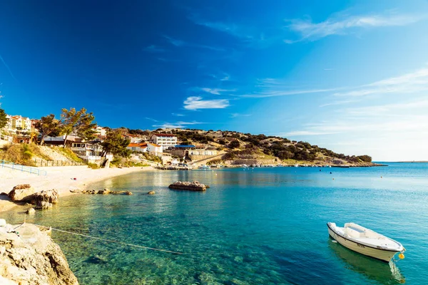 Krk Adası 'ndaki Stara Baska köyü yakınlarında yaz günü