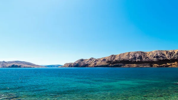 Güneşli bir günde Baska ve kumsalı