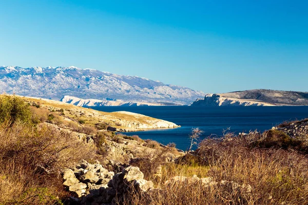 Krk Adası 'ndaki Stara Baska köyü yakınlarında yaz günü
