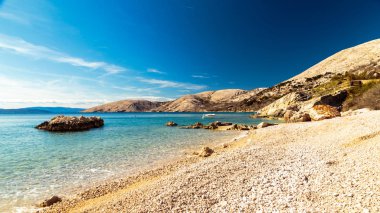 Krk Adası 'ndaki Stara Baska köyü yakınlarında yaz günü