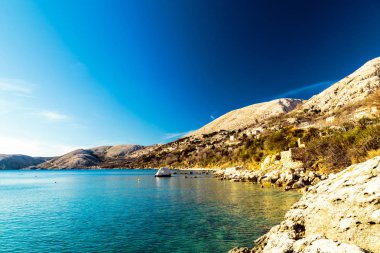 Krk Adası 'ndaki Stara Baska köyü yakınlarında yaz günü