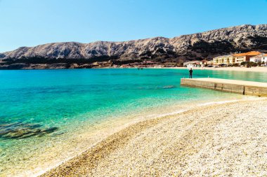 Güneşli bir günde Baska ve kumsalı