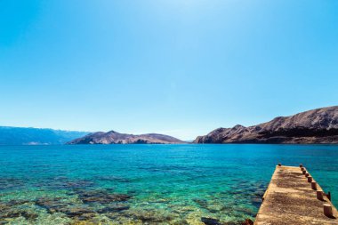 Güneşli bir günde Baska ve kumsalı