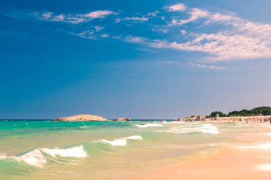 Sıcak bir yaz Sardunya Plajı'nda bir günde