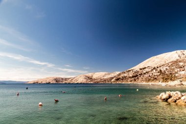 Krk Adası 'ndaki Stara Baska köyü yakınlarında yaz günü