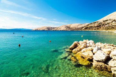 Krk Adası 'ndaki Stara Baska köyü yakınlarında yaz günü