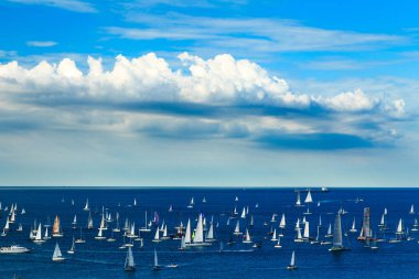 2100 'den fazla teknesi olan dünyanın en büyük yelkenlilerinden biri olan Barcolana.