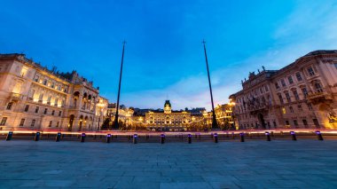 Trieste 'nin güzel meydanı ve Noel ağaçları.