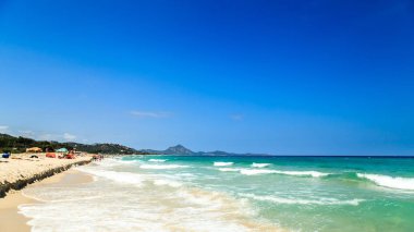 Sıcak bir yaz Sardunya Plajı'nda bir günde