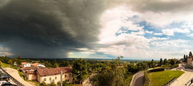 Moruzzo Köyü, Udine, Friuli Venezia Giulia, İtalya'dan bir fırtına