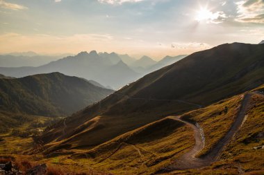 Friuli Venezia-Giulia Alpleri arasında yaz günbatımı