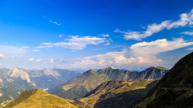 Friuli Venezia-Giulia Alpleri arasında yaz günbatımı