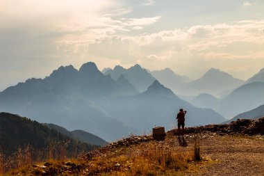 Friuli Venezia-Giulia Alpleri arasında yaz günbatımı