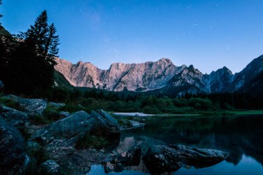 İtalyan Alplerinde, Mangart Dağı 'nın önünde güneş batar.