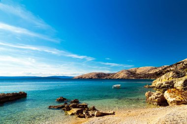 Krk Adası 'ndaki Stara Baska köyü yakınlarında yaz günü