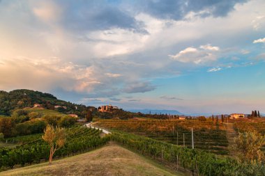 Bir yaz günü İtalya, Friuli 'deki Rosazzo Manastırı yakınlarında gün batımı