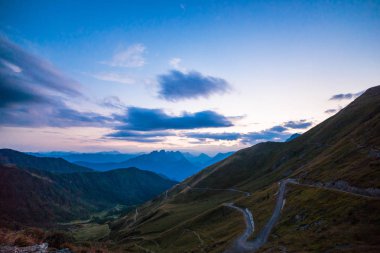 Friuli Venezia-Giulia Alpleri arasında yaz günbatımı