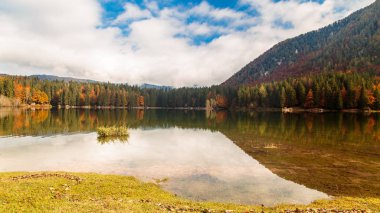 Renkli bir sonbahar boyunca gölde gün doğumu