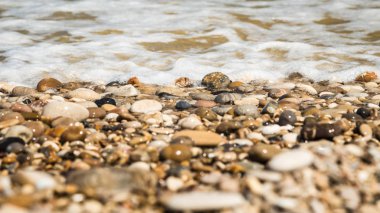 taş ve kum güneşli bir günde sahilinde