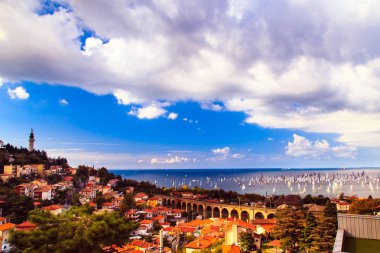 2100 'den fazla teknesi olan dünyanın en büyük yelkenlilerinden biri olan Barcolana.