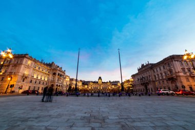 Trieste 'nin güzel meydanı ve Noel ağaçları.