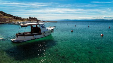 Krk Adası 'ndaki Stara Baska köyü yakınlarında yaz günü