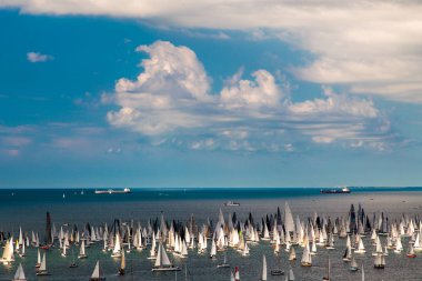 2100 'den fazla teknesi olan dünyanın en büyük yelkenlilerinden biri olan Barcolana.