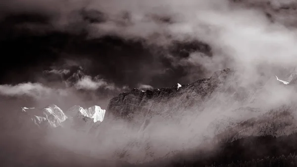 Bulutlar Kar Yağışı Sonra Talyan Alpleri Çevreleyen — Stok fotoğraf