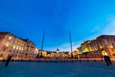Trieste 'nin güzel meydanı ve Noel ağaçları.