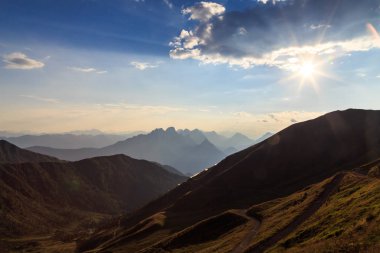 Friuli Venezia-Giulia Alpleri arasında yaz günbatımı