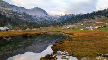 Renkli bir sonbahar döneminde Fanes-Sennes-Braies doğal parkının İtalyan dolomiti 'si