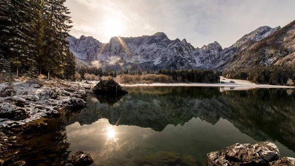 Primeira Neve Inverno Lago Nos Alpes Italianos — Fotografia de Stock