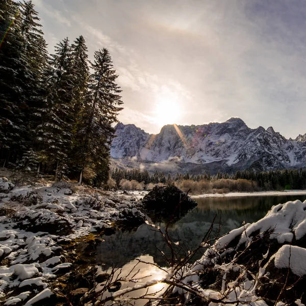 Primeira Neve Inverno Lago Nos Alpes Italianos — Fotografia de Stock