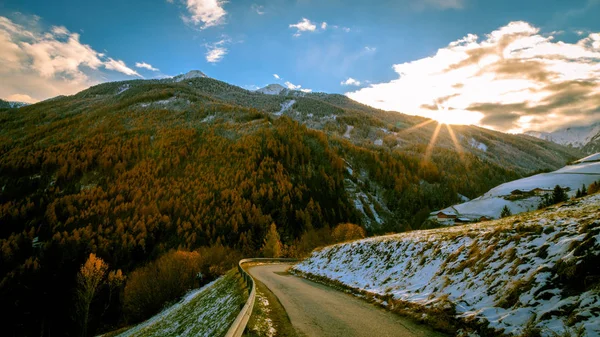 Sole Tramonta Nella Valle Alpina — Foto Stock