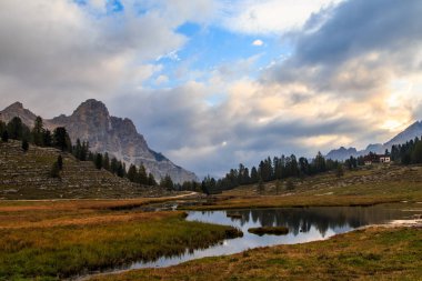 Renkli bir sonbahar döneminde Fanes-Sennes-Braies doğal parkının İtalyan dolomiti 'si