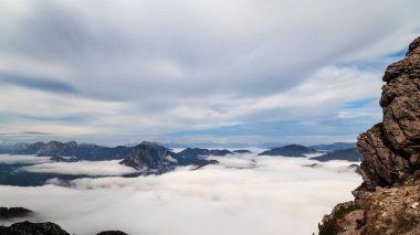 Julian Alpleri 'nin zirvesinin altındaki vadide bulutlar