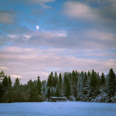 gün batımından sonra İtalyan Alpleri'nde ilk kar yağışı