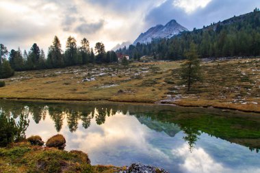 Renkli bir sonbahar döneminde Fanes-Sennes-Braies doğal parkının İtalyan dolomiti 'si