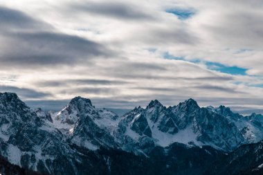 bir kar yağışı sonra İtalyan Alpleri'nde kış günü
